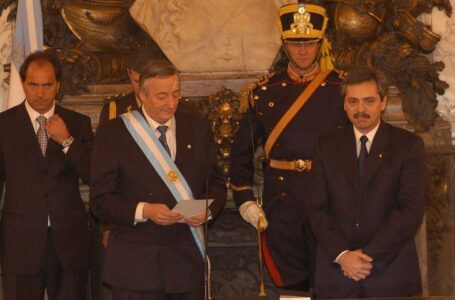 Néstor Kirchner le toma juramento a su gabinete nacional de ministros